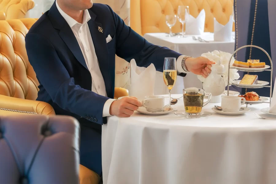 Lifestyle-Situation im Hotelcafé des Hotel Fürstenhof in Bad Bertrich mit Kaffee-Service und gedecktem Tisch.