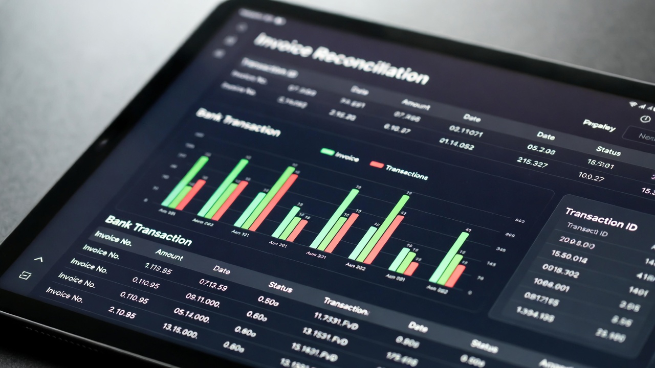 Hệ thống AI hiển thị biểu đồ đối soát hóa đơn và giao dịch ngân hàng trên màn hình máy tính bảng, minh họa sự tự động hóa