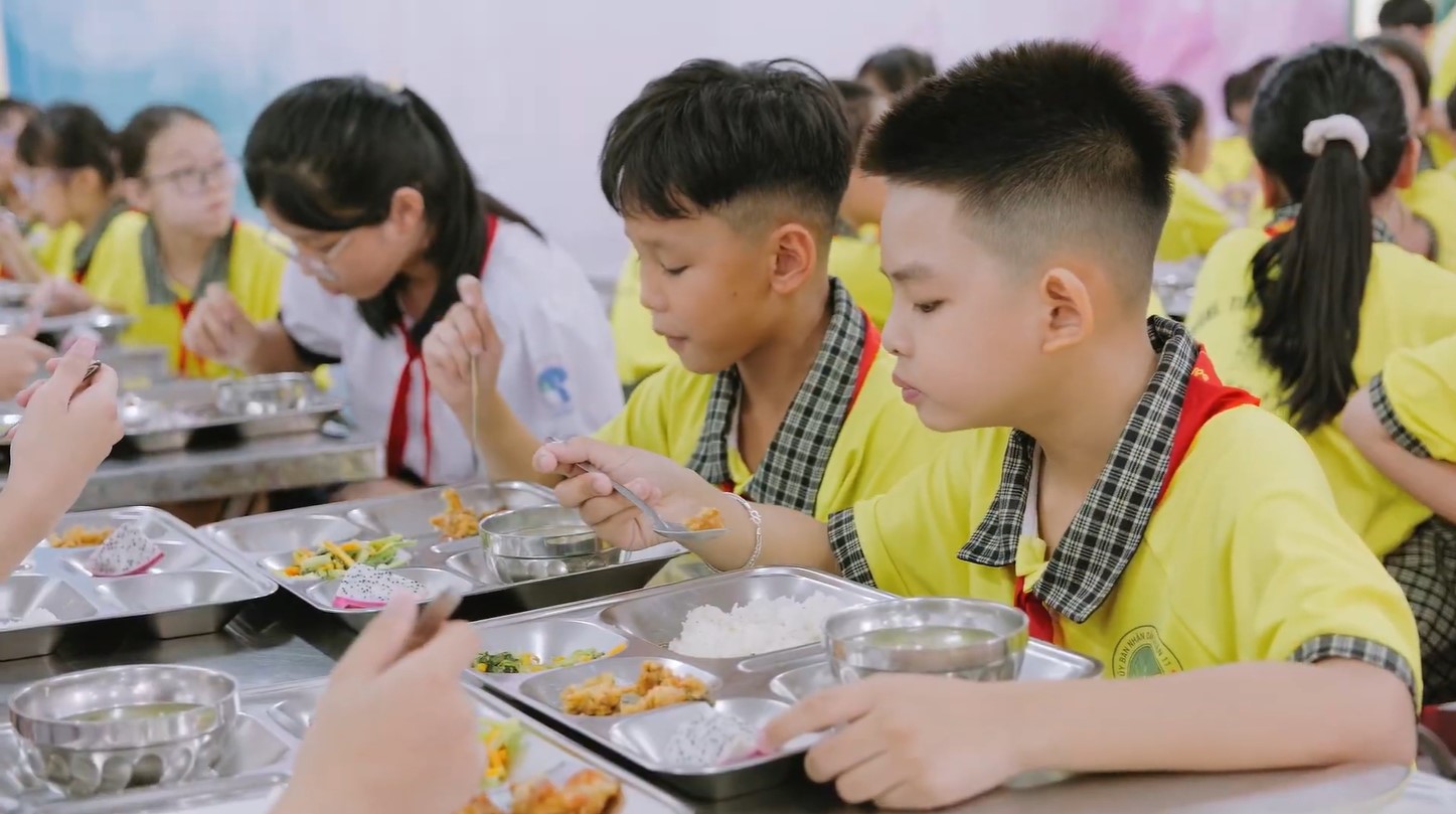 Các em học sinh thưởng thức thực đơn cân bằng dinh dưỡng thuộc Dự án Bữa ăn Học đường của Ajinomoto Việt Nam.