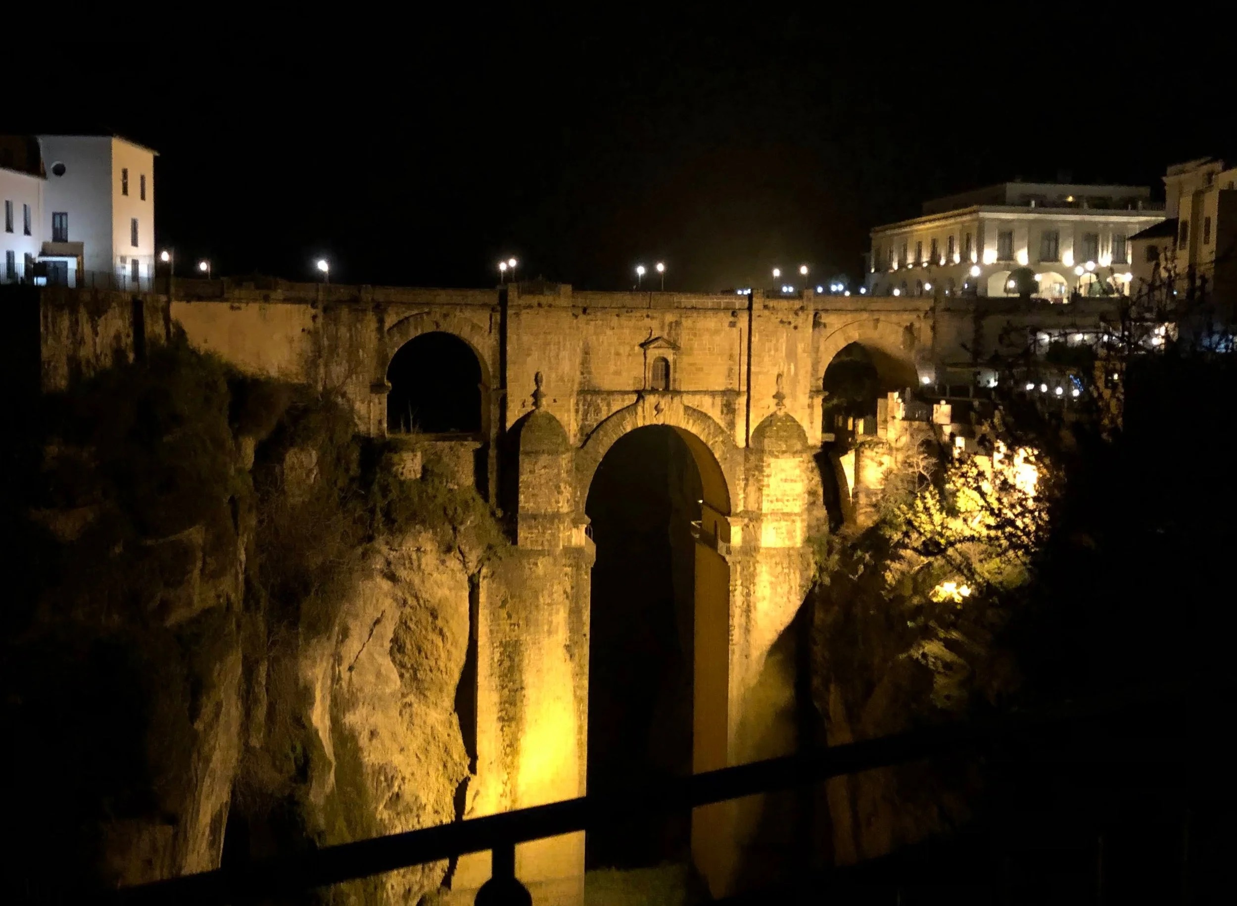 Night view of the Puente Nuevo