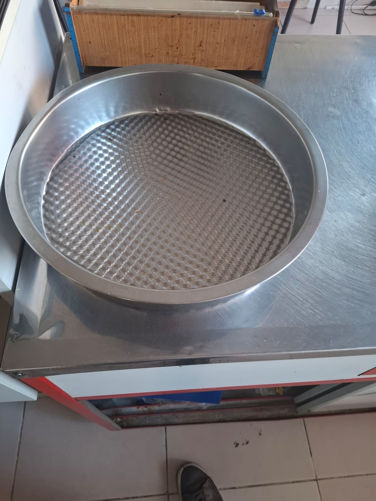 Az kullanılmış geniş çiğköfte tepsisi