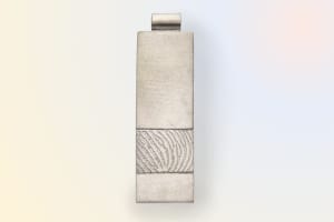 Anhänger „Säule der Erinnerung“ aus Gelbgold