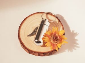 Ascheanhänger mit Engelsflügel