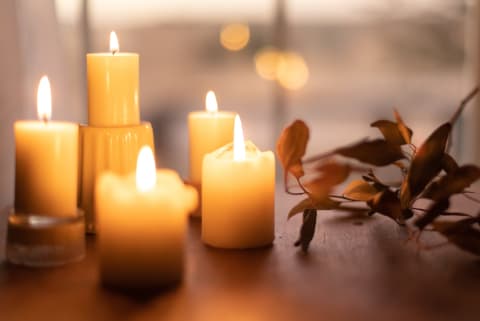 Ein Licht leuchtet an Allerheiligen für die Verstorbenen