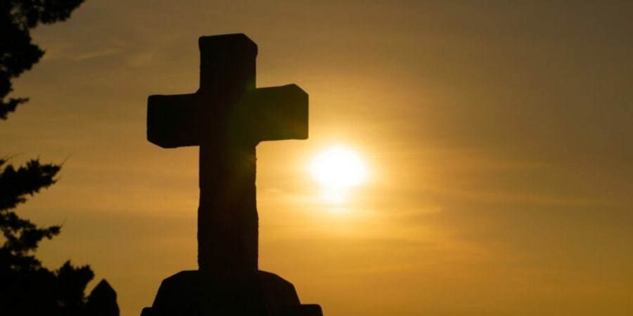 Kreuz im Sonnenuntergang