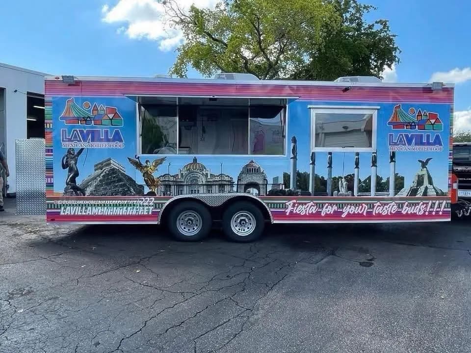 Food trailer right 