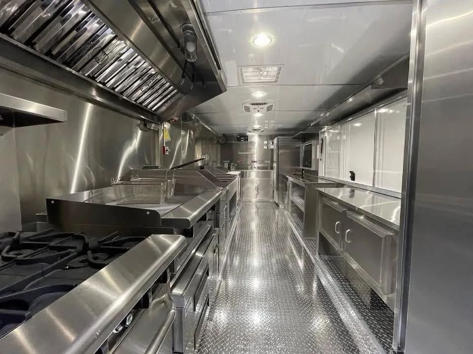 Food trailer right 