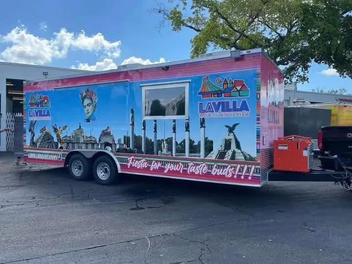 Food trailer right 