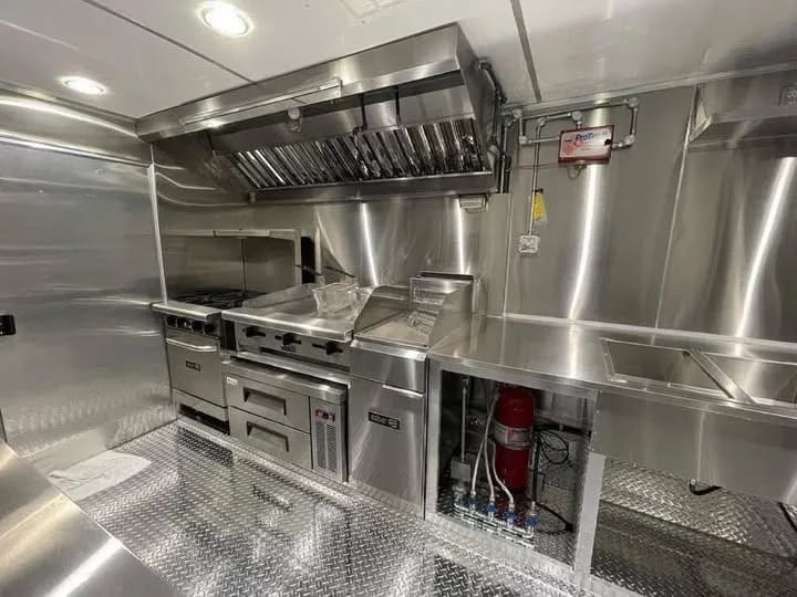 Food trailer right 