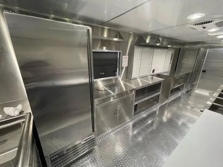 Food trailer right 