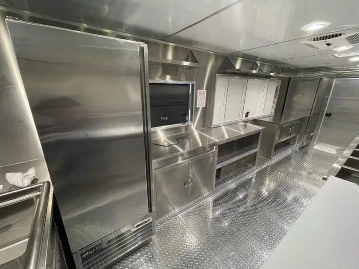 Food trailer right 