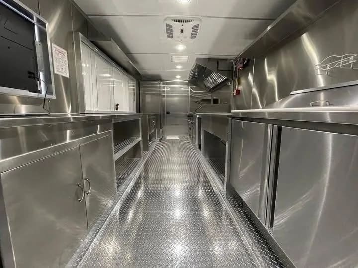Food trailer right 