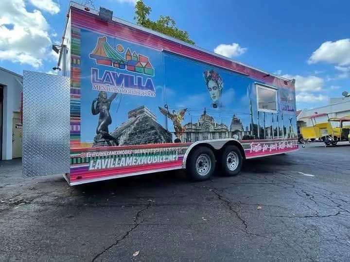 Food trailer right 