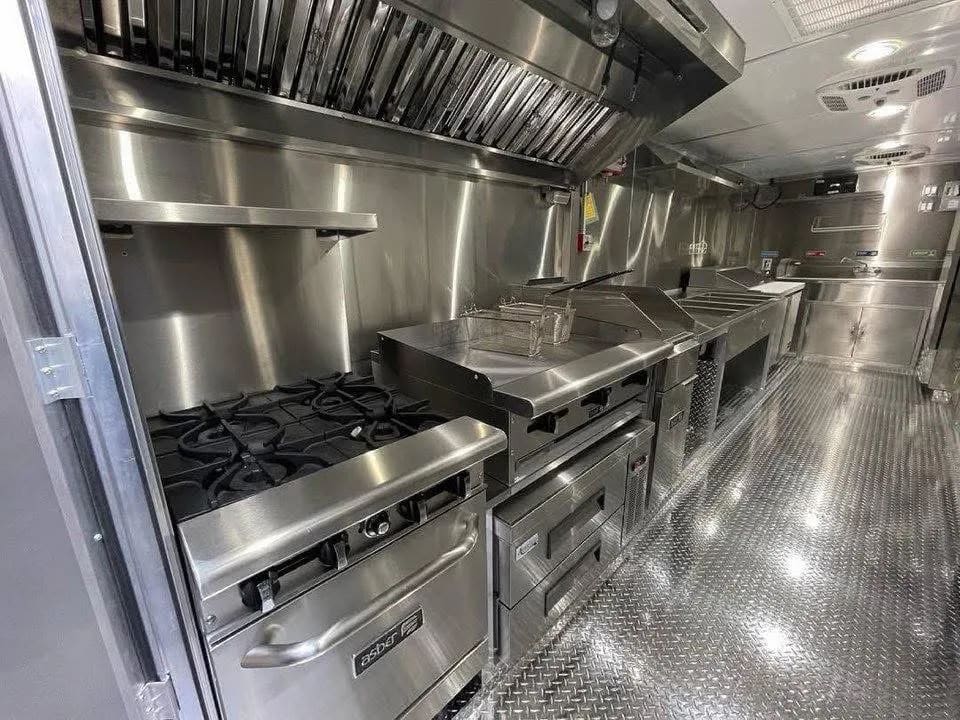 Food trailer right 