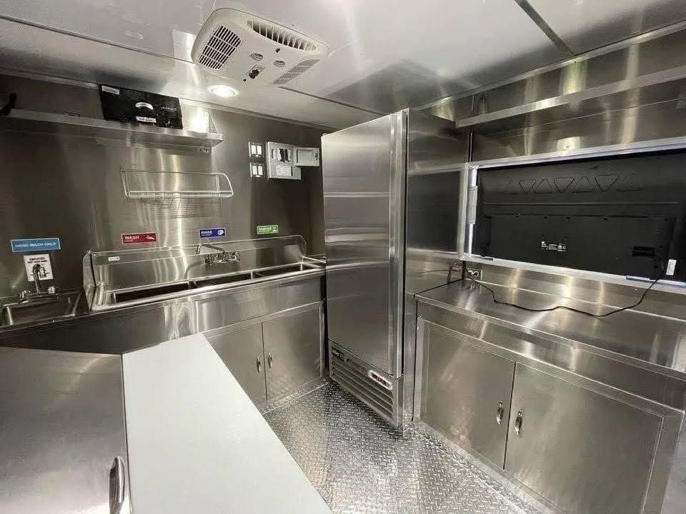 Food trailer right 