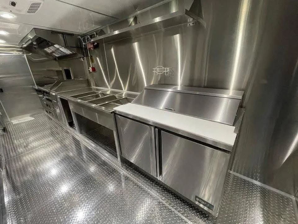 Food trailer right 