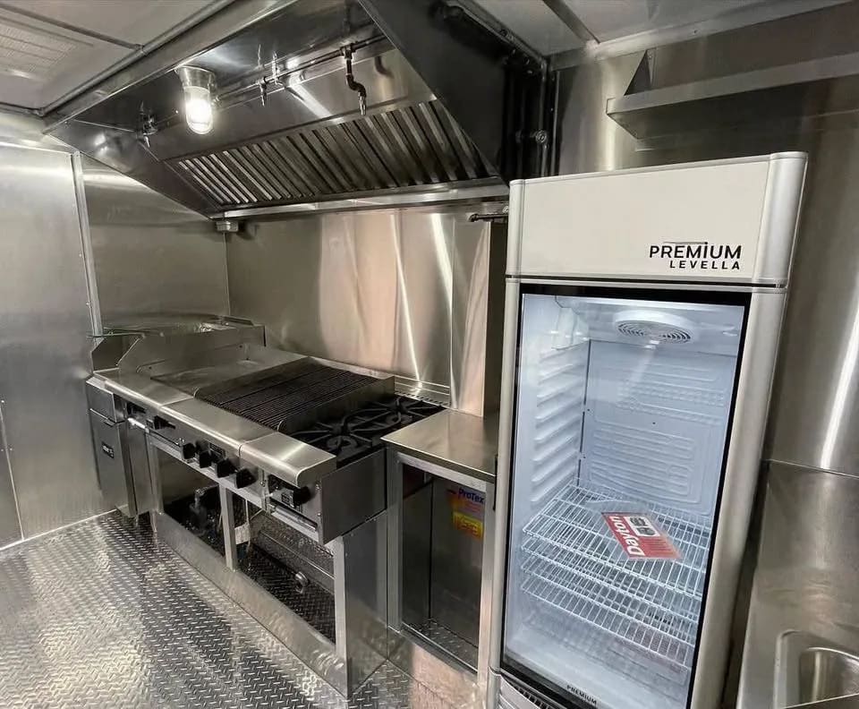 Food trailer right 
