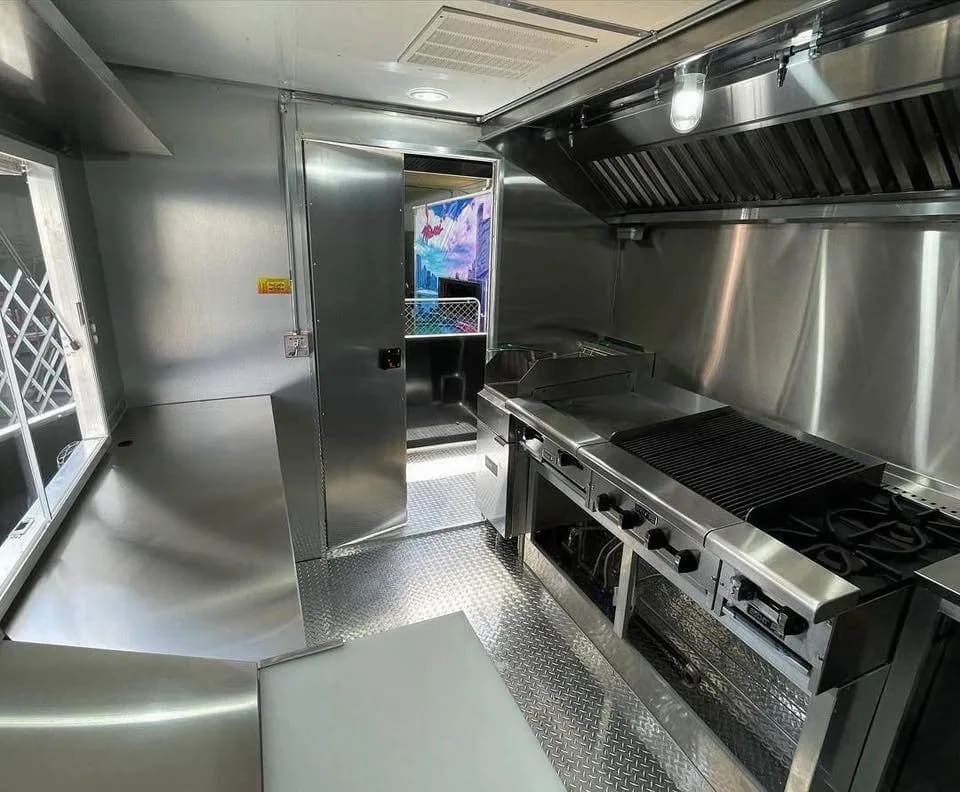 Food trailer right 