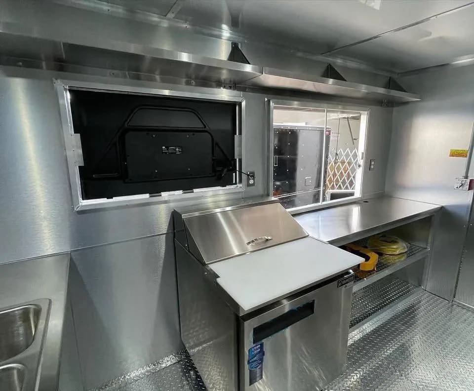Food trailer right 