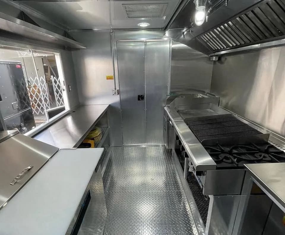 Food trailer right 