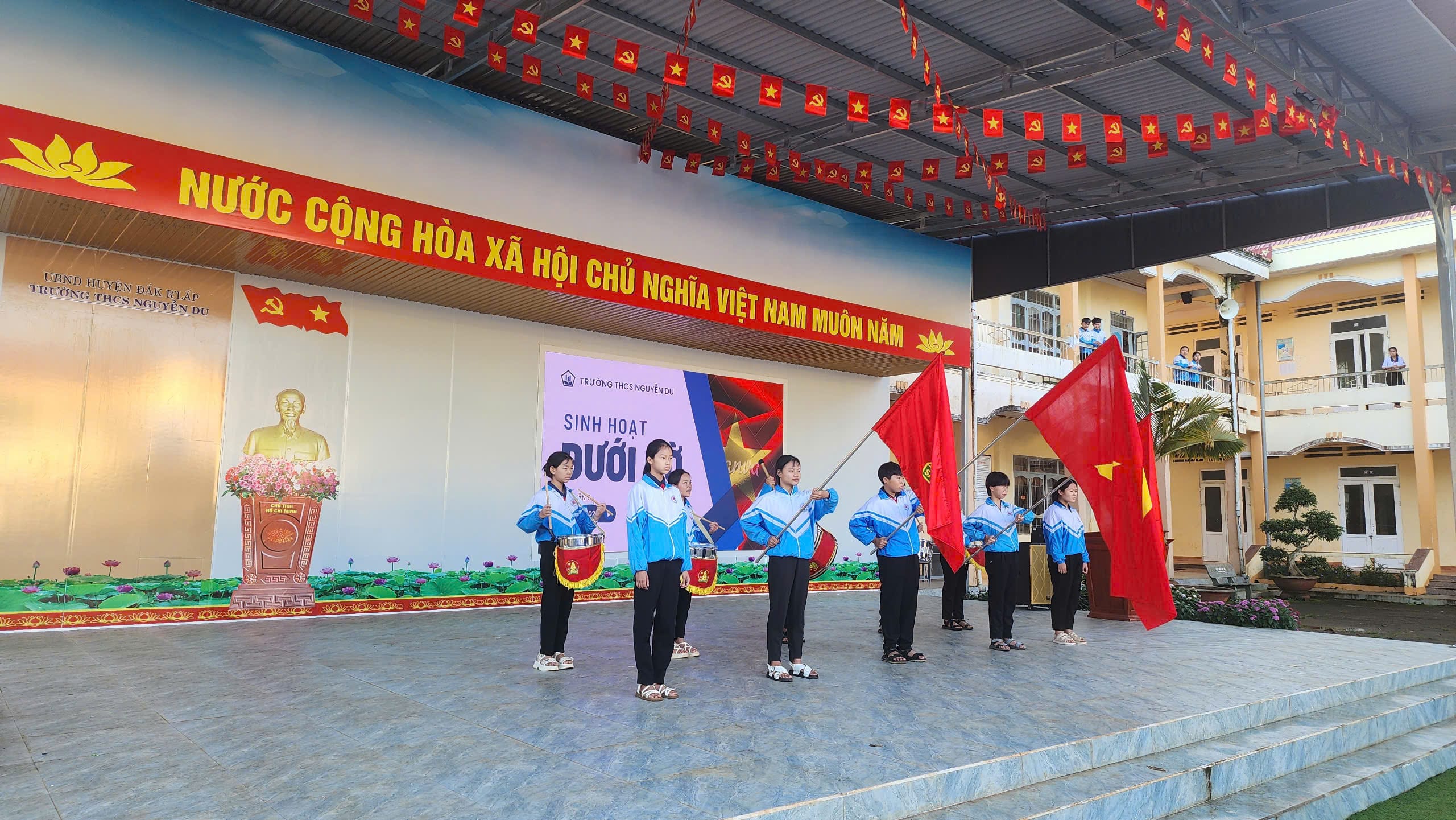 Mái trường thân thiện, nơi thầy cô và học sinh cùng nhau kiến tạo ước mơ và tri thức cho tương lai.