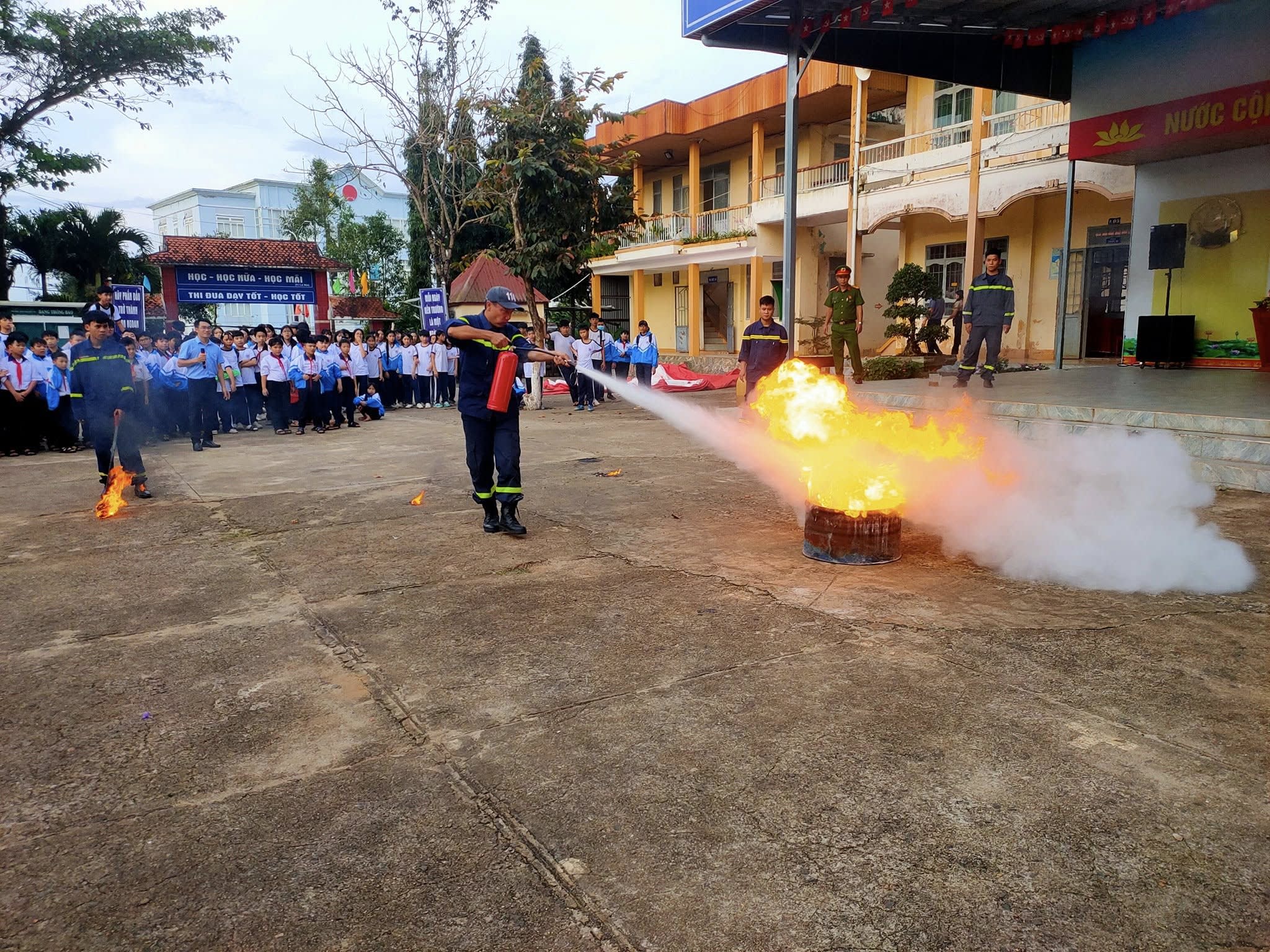 Thực tập cứu nạn, cứu hộ và PCCC cho giáo viên, học sinh