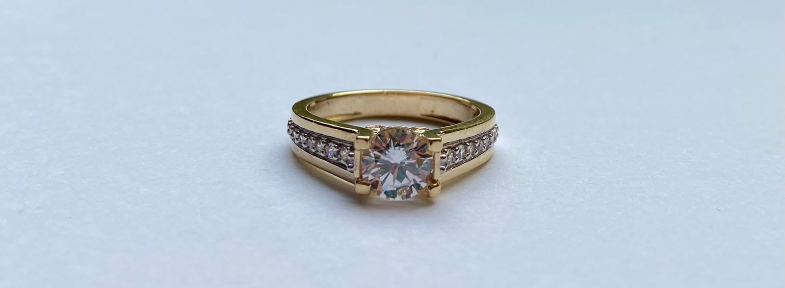 Anillo solitario MILUJO 3.7gr