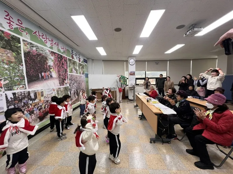 풍덕동, 어린이집 원아들과 어르신이 함께한 따뜻한 크리스마스 - 복지 뉴스 | 코리아NEWS