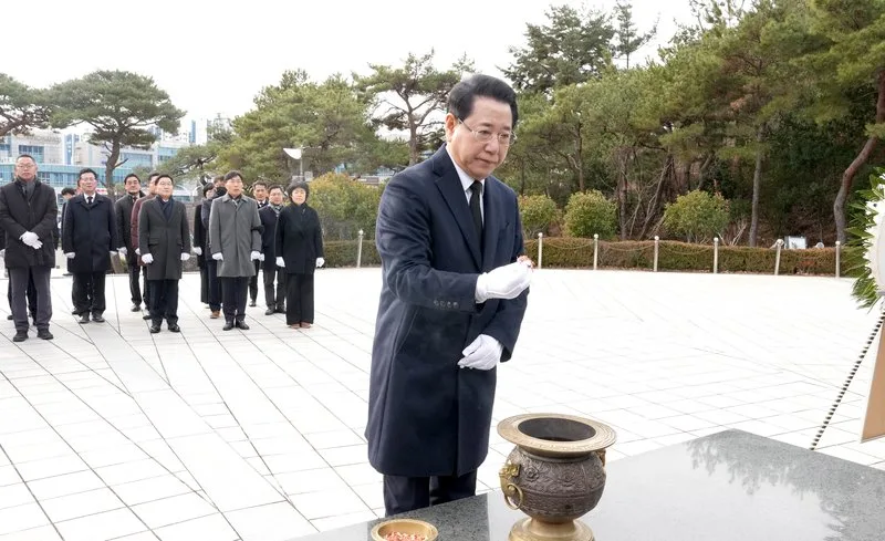 김영록 지사, 새해 첫 일정으로 목포 현충탑 참배 - 문화 뉴스 | 코리아NEWS