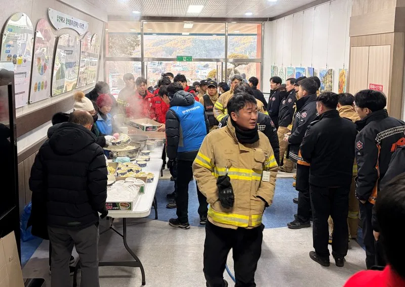 광양시, 추위 속 산불 진화 대원들 위해 ‘모두애 밥차’ 긴급 투입 - 교육 | 코리아NEWS