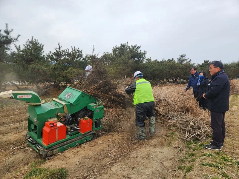곡성군, 영농부산물 파쇄지원단 가동! 농가 부담 덜고 환경 보호 - 행정 | 코리아NEWS