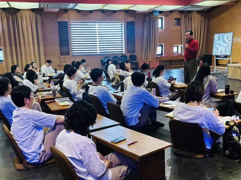 교원들의 ‘치유의 시간’…책과 글쓰기로 마음 충전 - 교육 | 코리아NEWS