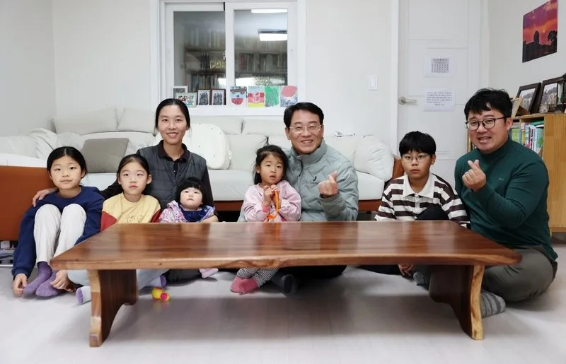 “다섯 아이 웃음이 정착의 이유”, 강진군 훈훈한 명절 - 복지 뉴스 | 코리아NEWS