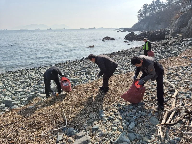 한국농촌지도자여수시연합회·여수시중부회, 해안 환경정비 봉사활동 펼쳐 - 환경 뉴스 | 코리아NEWS
