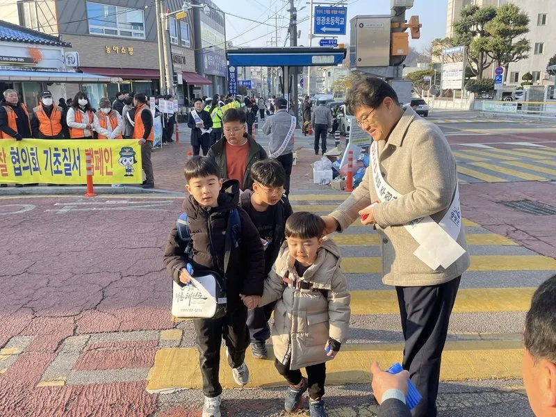 영광교육지원청, 안전한 등굣길 만들기 교통안전 캠페인 실시 - 안전 뉴스 | 코리아NEWS