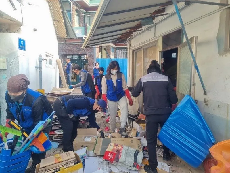 덕연동 우리동네 복지기동대 ‘봄맞이 사랑의 집 청소’ - 복지 뉴스 | 코리아NEWS