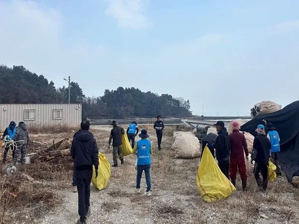 장흥군-완도해경, 해양관광지 민관 합동 환경정화 실시 - 환경 뉴스 | 코리아NEWS