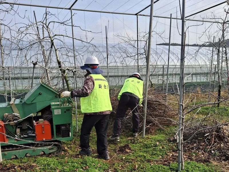 화순군, 영농부산물 파쇄 지원 순항
화순군, 영농부산물 파... - 행정 뉴스 | 코리아NEWS