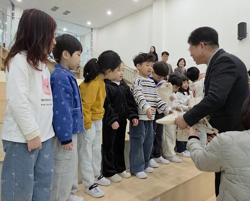 나주도서관, 초등 1학년 신입생에 ‘북스타트’ 책 꾸러미 전달