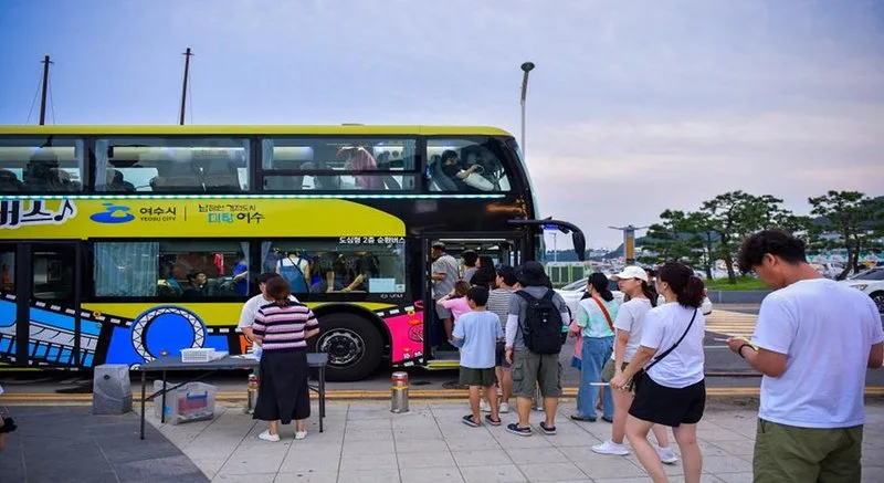 여수의 밤, 낭만이 달린다! ‘시간을 달리는 버스커’ 운행 시작 - 문화 뉴스 | 코리아NEWS