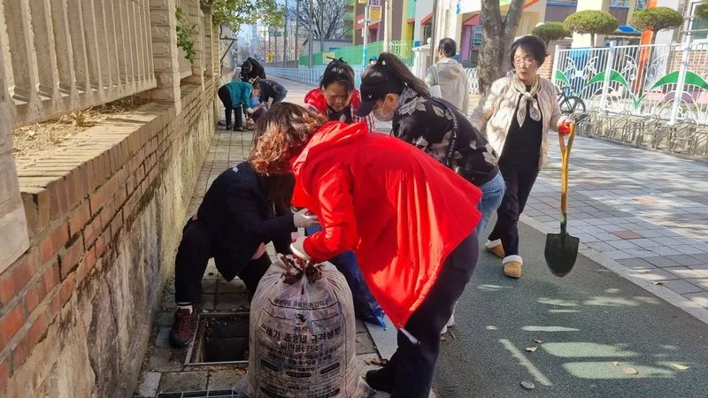 부흥동, 여름철 집중호우 대비 빗물받이 정비활동 실시
새로운글 - 건설 뉴스 | 코리아NEWS
