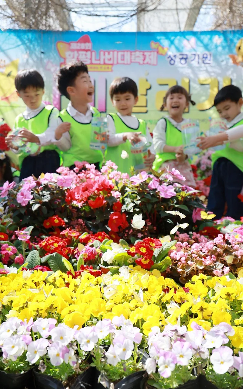 한여농 전라남도연합회, 함평군서 ‘나비 날리기 행사’ 참여 - 문화 뉴스 | 코리아NEWS