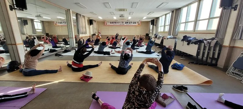 함평군, 어르신 건강 위한 ‘청춘 한방(韓方) 컷! 실버요가교실’ 운영 - 복지 뉴스 | 코리아NEWS