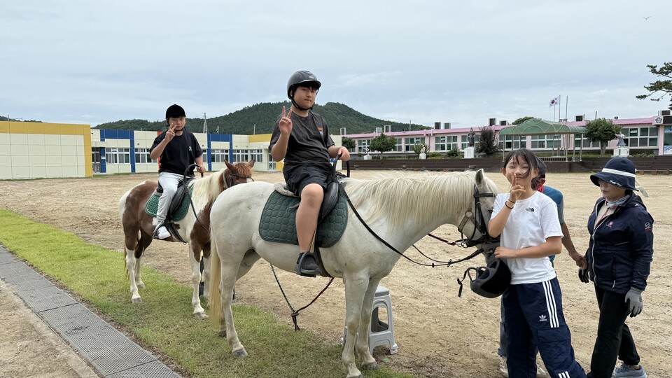 진도서초, 말과 함께 꿈을 타다…전교생 대상 승마체험 개시