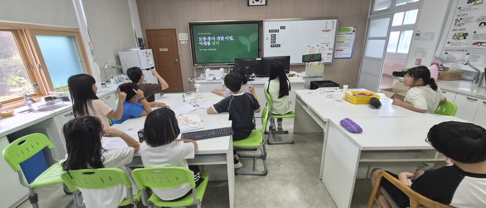 씨앗의 소중함 배우고 토마토 파종 체험한 동복초 학생들