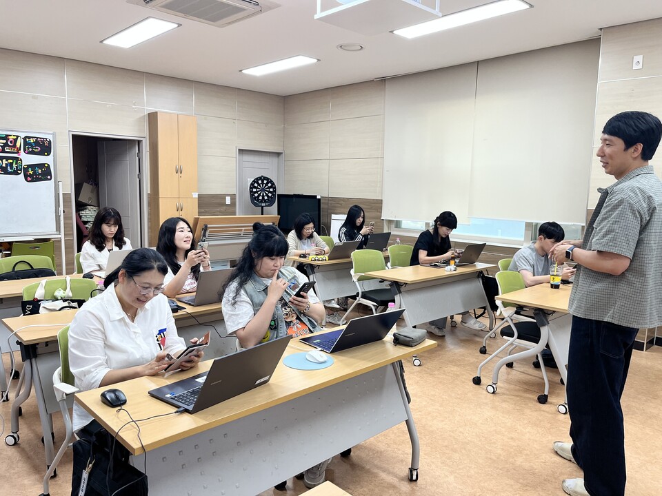 교사가 켜는 AI, 학생이 여는 수학…AI 수학 수업 연수 운영