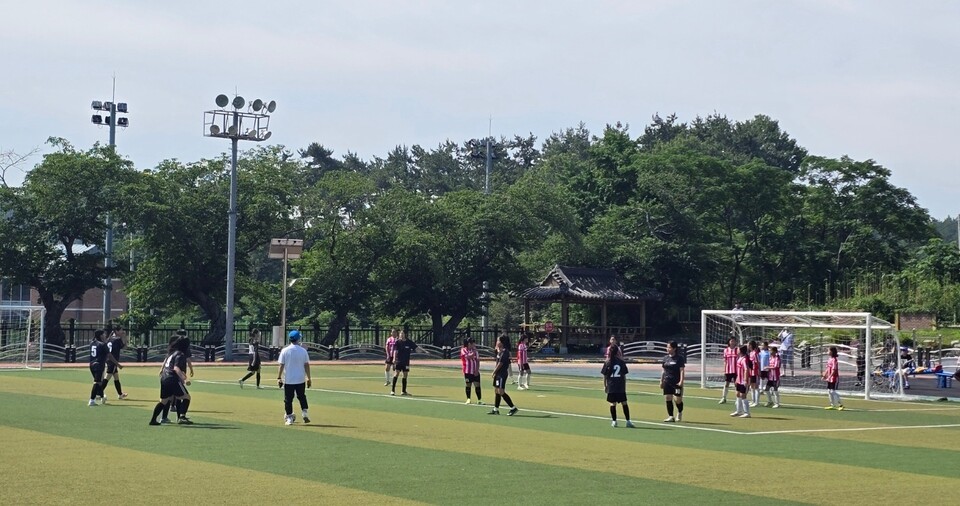 함평초·백련초 여자축구부, 친선전 통해 우정과 성장의 발판 마련
