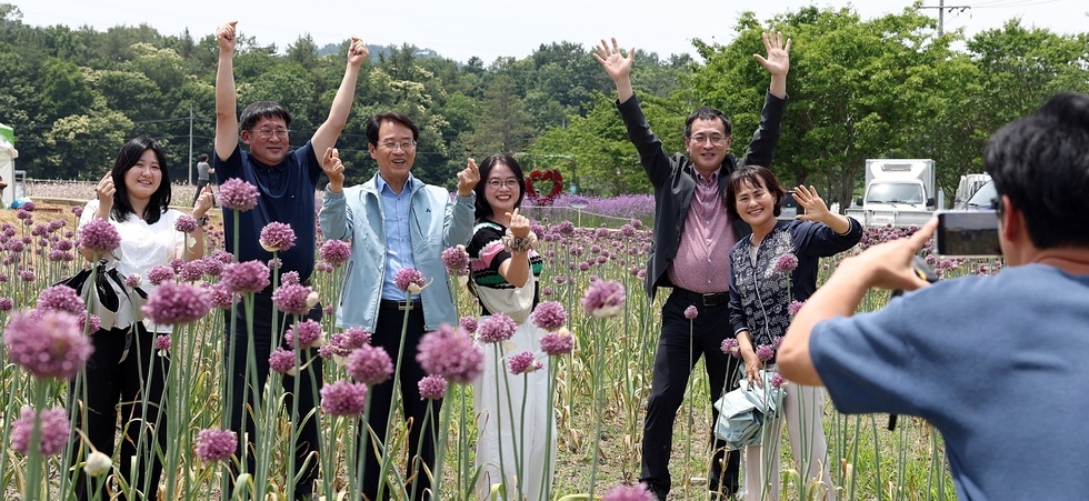 보랏빛 꽃물결 속 추억…‘강진 코끼리마늘꽃 축제’ 성료
