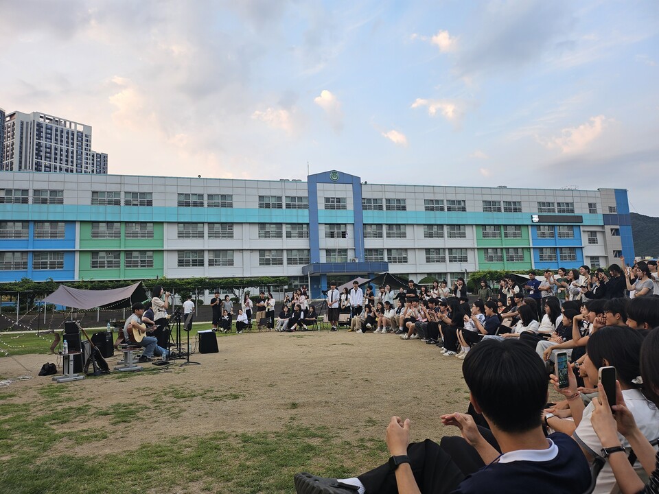 화순고, 선생님들 깜짝 버스킹 ‘사제동행 감성 캠핑’ 성료