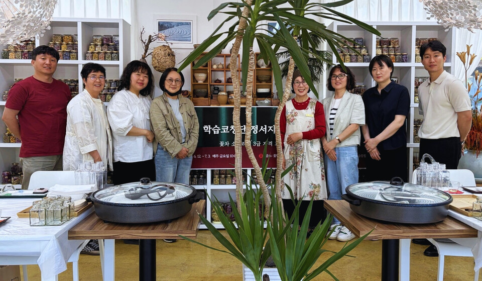 구례, 교사들의 ‘꽃차·다식’로 아이들 마음 치유한다